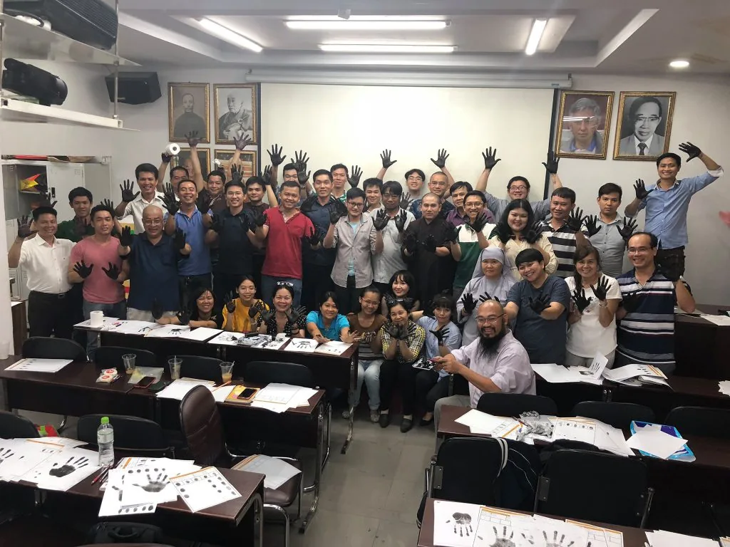 Thầy Thuận Thiên cùng các học trò.