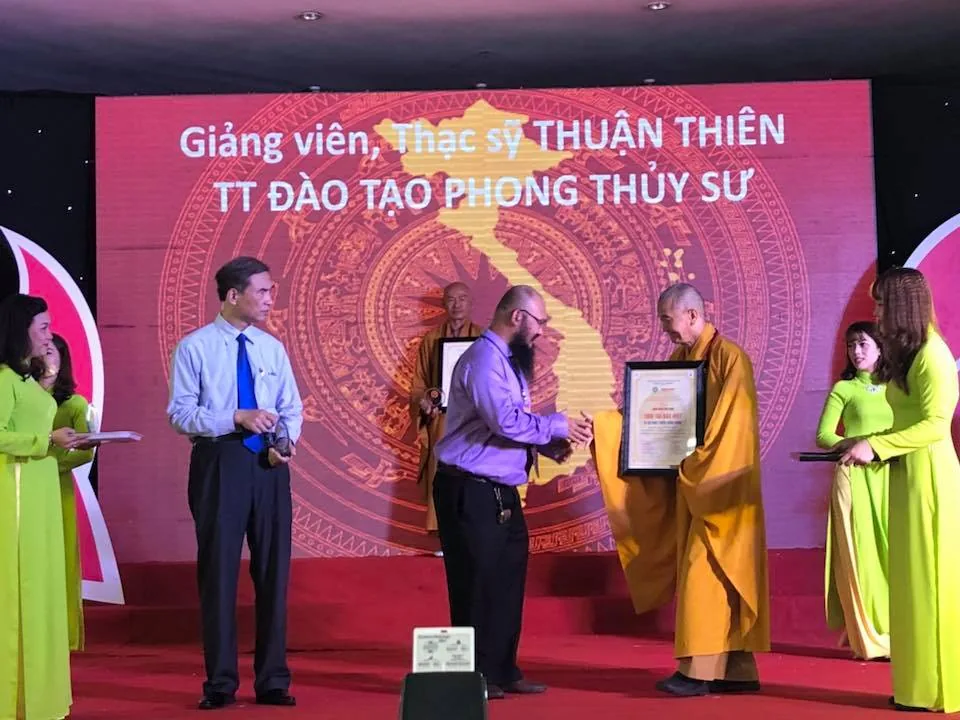 Thầy Thuận Thiện nhận 
