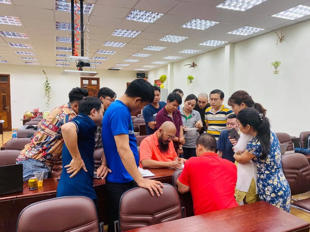 Thầy Thuận Thiên đang trả lời thắc mắc của học viên.