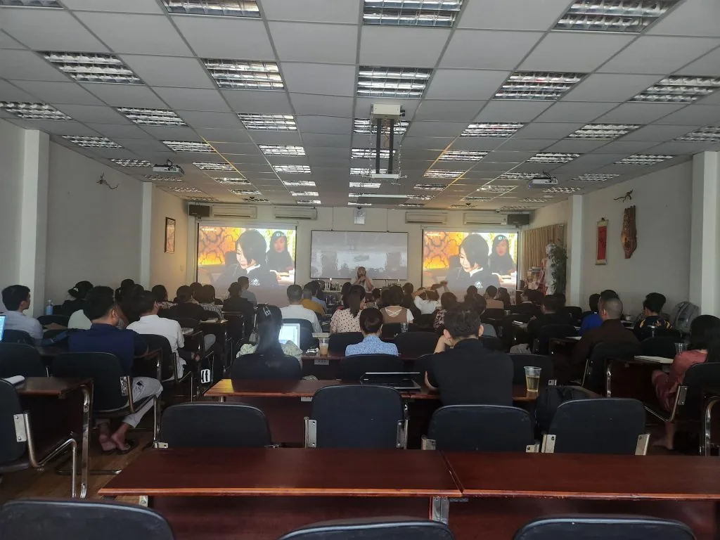 Học viên chăm chú theo dõi lớp kinh dịch k134 của Viện Phong Thủy Sư