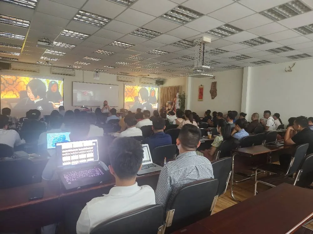 Học viên chăm chú theo dõi lớp kinh dịch k134 của Viện Phong Thủy Sư